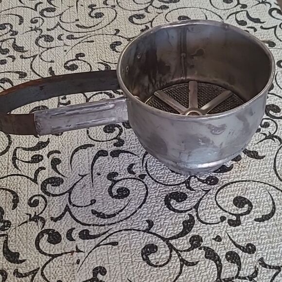 Vintage Metal Flour Sifter - Picture 5 of 6